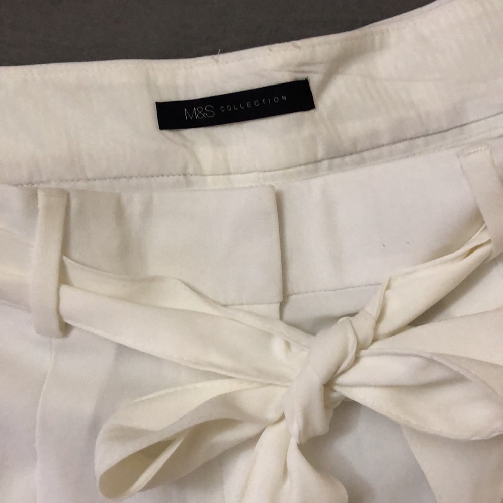 Absolutely new M&S pleated high-waisted shorts - Picture 3 of 6